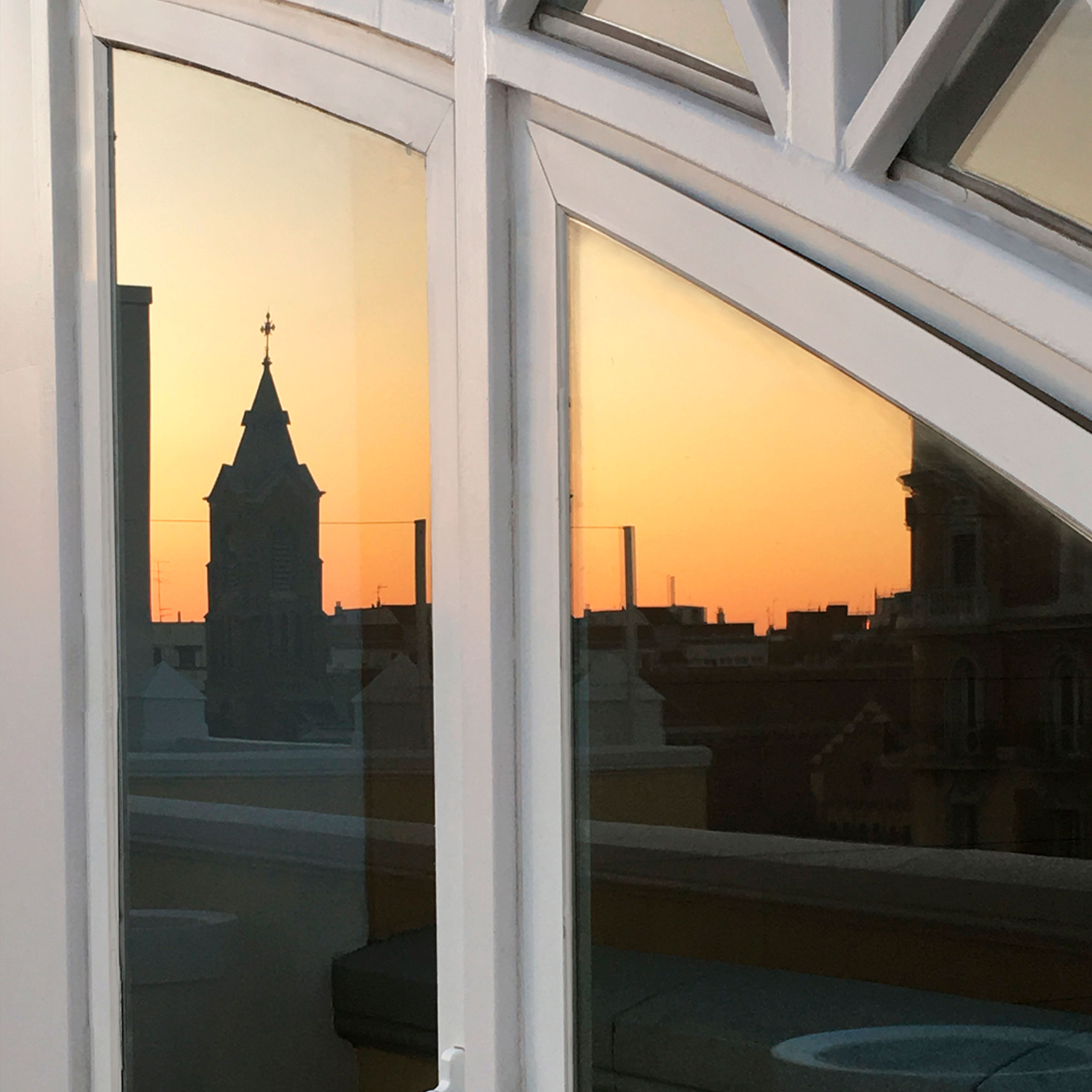 corporate_architecture_window_reflection_rooftop